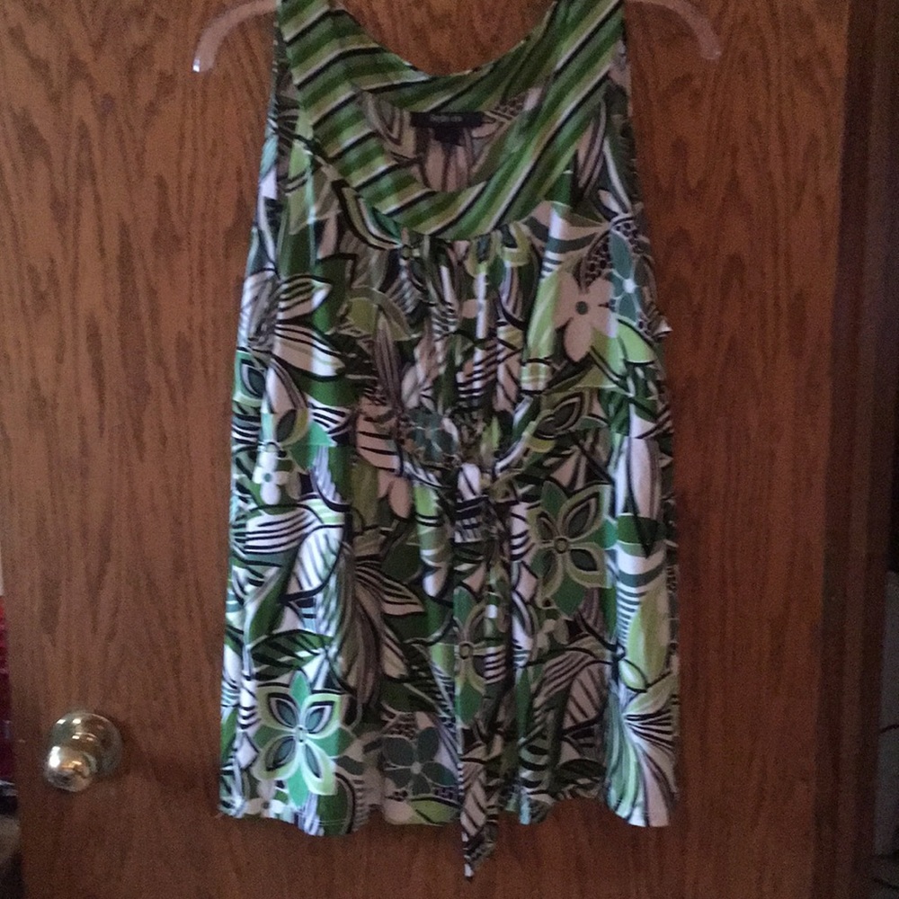 Comfortable top with tie front, bright colors.
